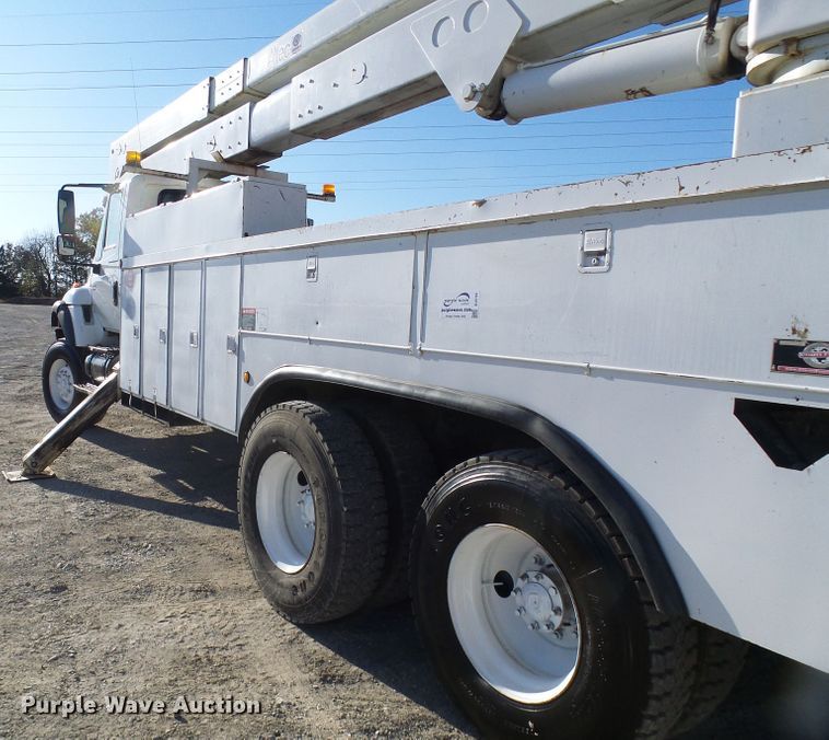 image for item DI0734 2004 International 7400 bucket truck