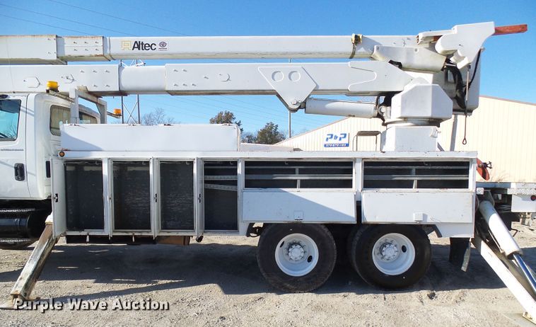 image for item DI0734 2004 International 7400 bucket truck