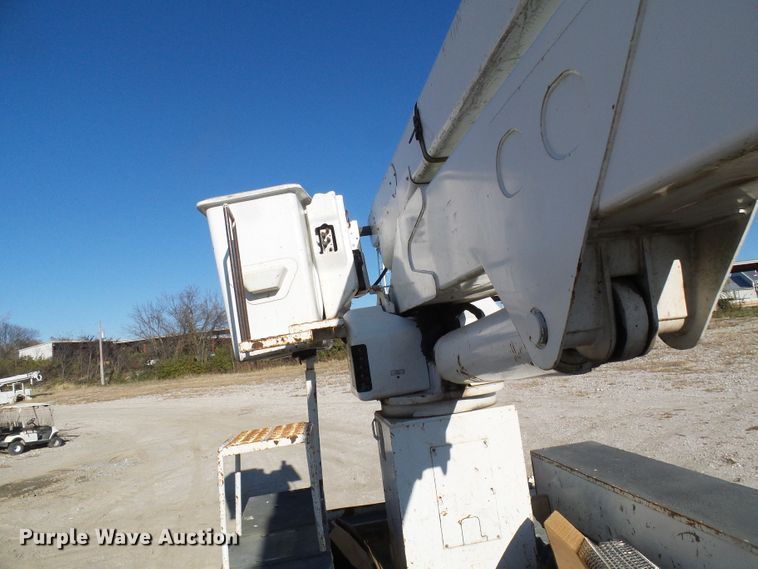 image for item DI0734 2004 International 7400 bucket truck