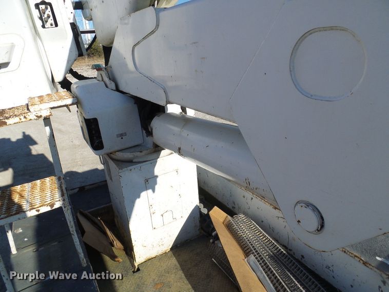 image for item DI0734 2004 International 7400 bucket truck