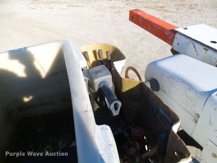 image for item DI0734 2004 International 7400 bucket truck