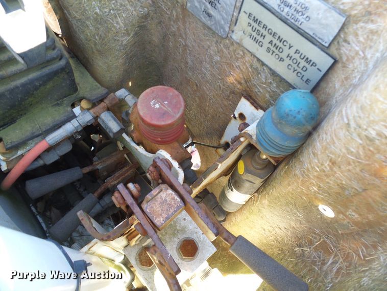 image for item DI0734 2004 International 7400 bucket truck