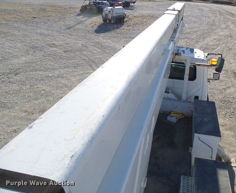 image for item DI0734 2004 International 7400 bucket truck