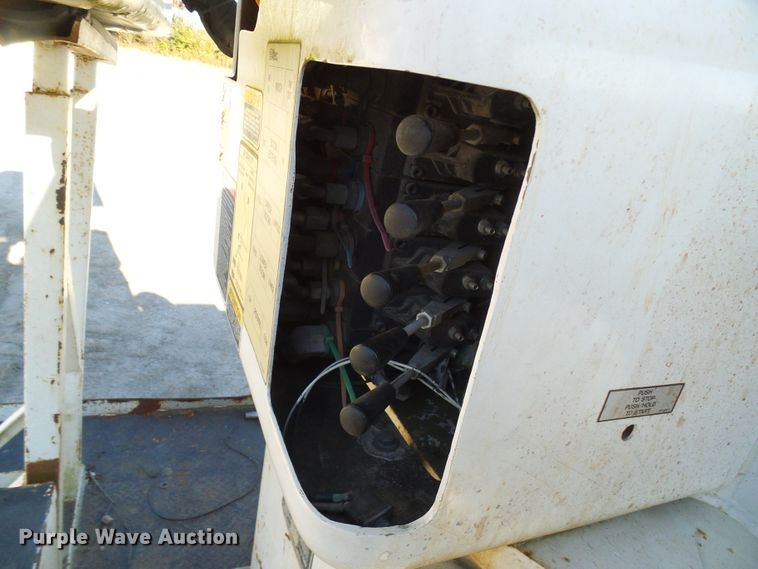 image for item DI0734 2004 International 7400 bucket truck