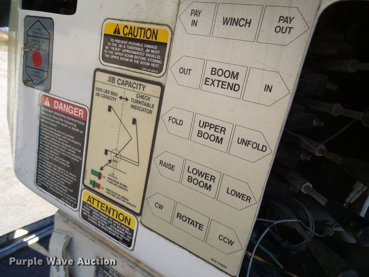 image for item DI0734 2004 International 7400 bucket truck