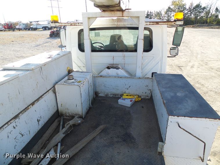 image for item DI0734 2004 International 7400 bucket truck