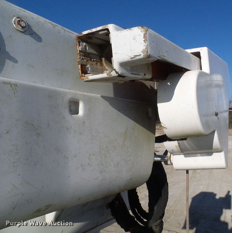 image for item DI0734 2004 International 7400 bucket truck