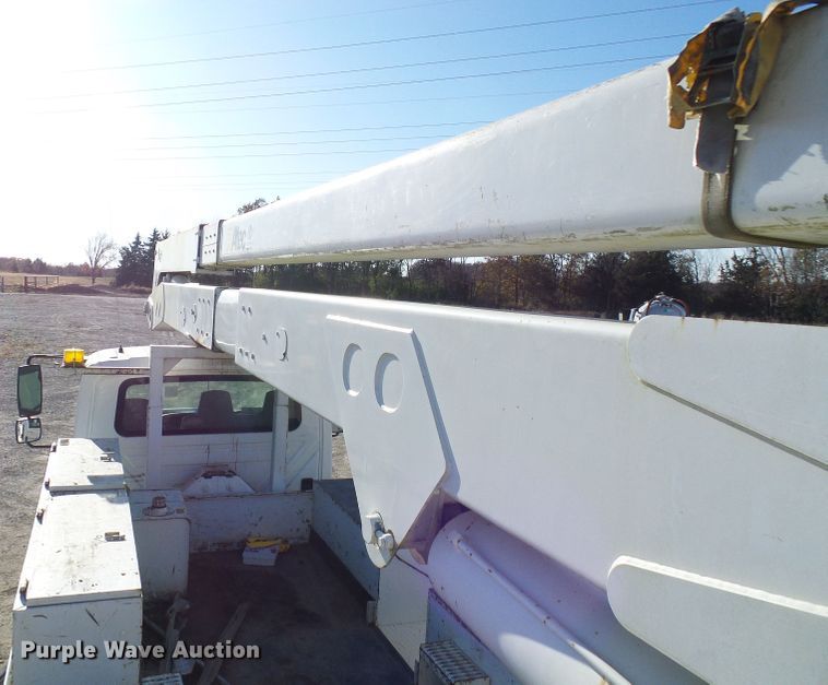 image for item DI0734 2004 International 7400 bucket truck