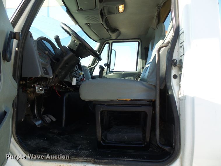 image for item DI0734 2004 International 7400 bucket truck