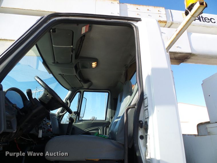 image for item DI0734 2004 International 7400 bucket truck