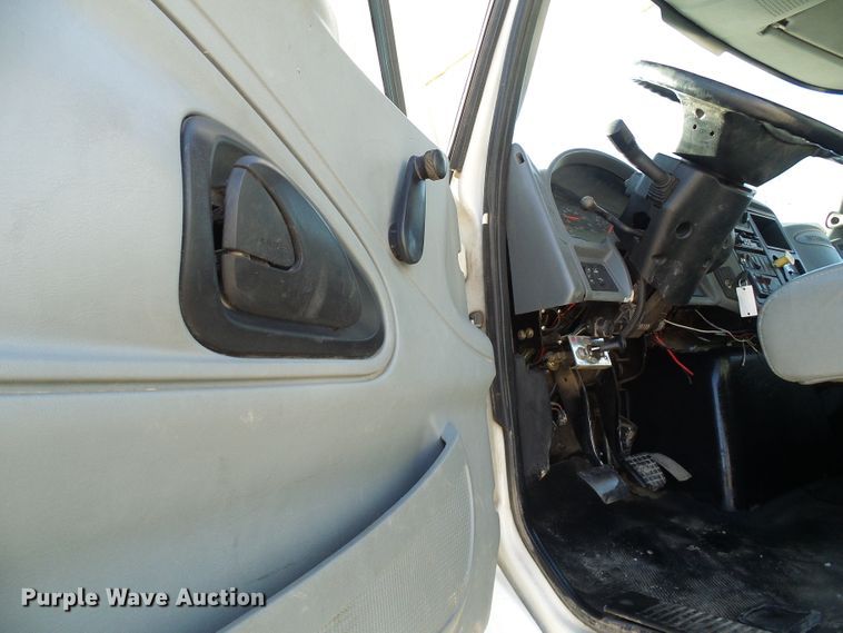 image for item DI0734 2004 International 7400 bucket truck