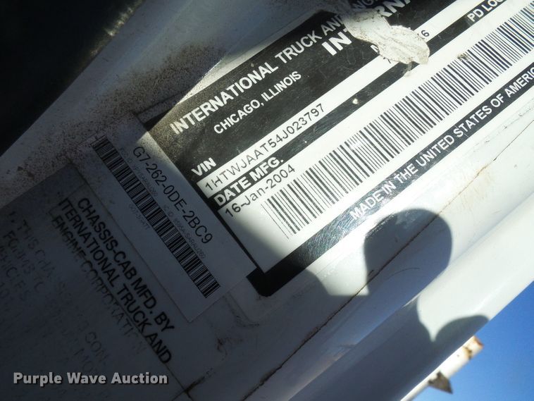 image for item DI0734 2004 International 7400 bucket truck