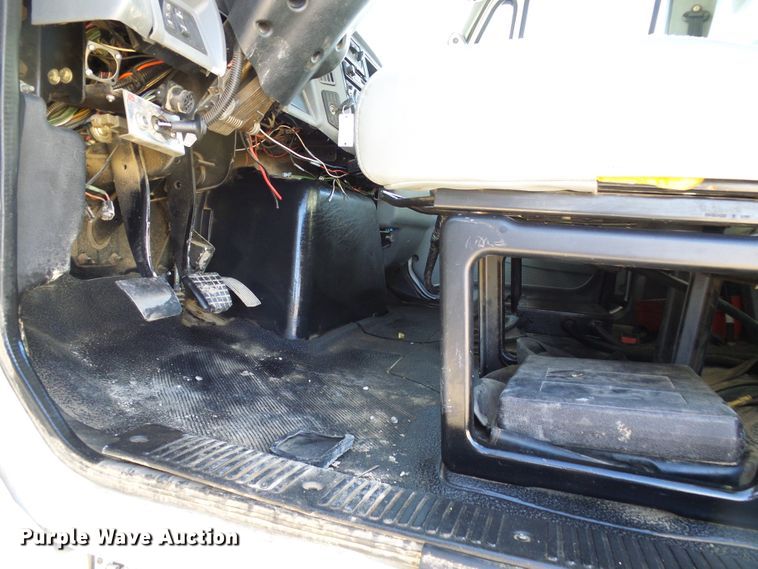 image for item DI0734 2004 International 7400 bucket truck