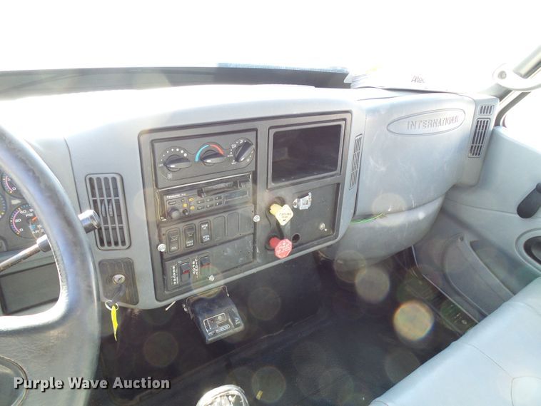 image for item DI0734 2004 International 7400 bucket truck