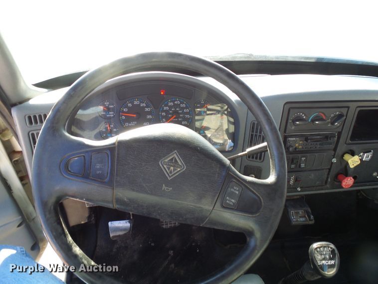 image for item DI0734 2004 International 7400 bucket truck