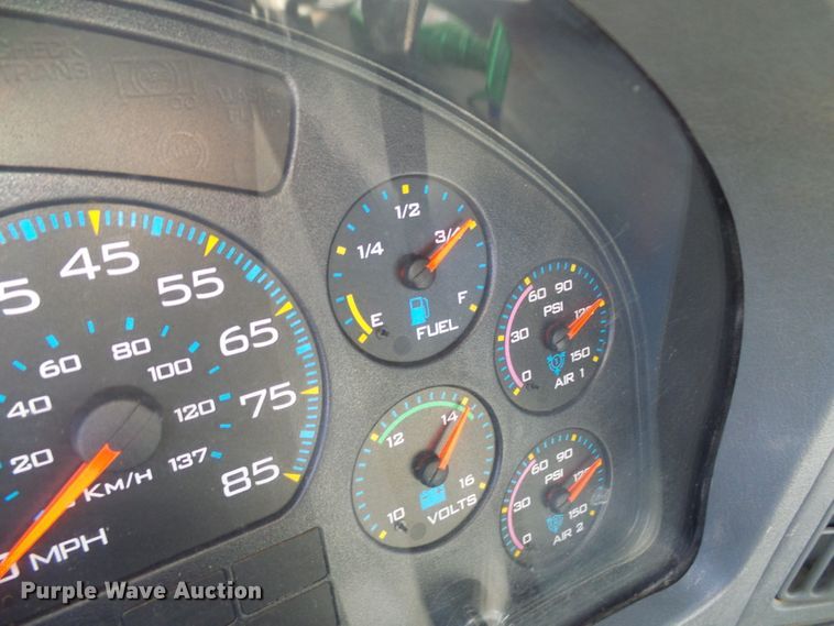 image for item DI0734 2004 International 7400 bucket truck