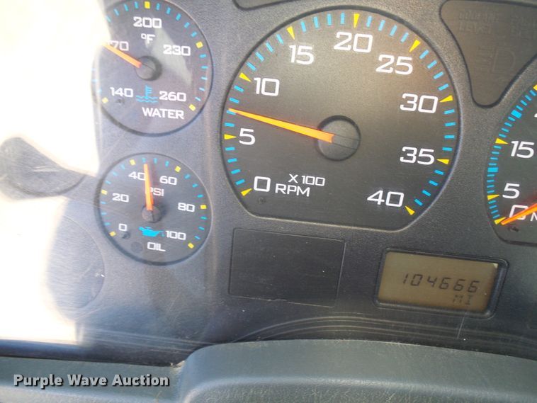 image for item DI0734 2004 International 7400 bucket truck