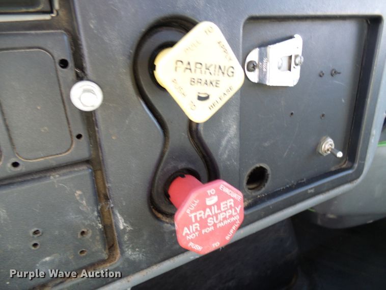 image for item DI0734 2004 International 7400 bucket truck