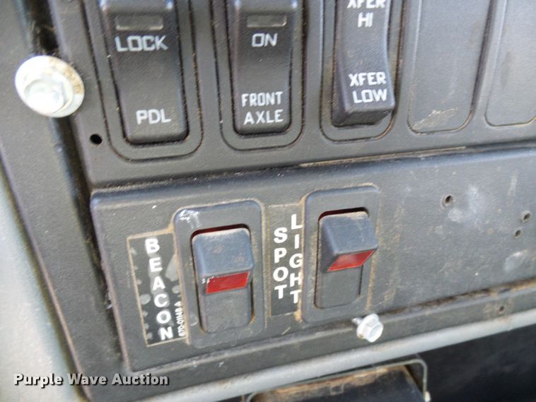 image for item DI0734 2004 International 7400 bucket truck