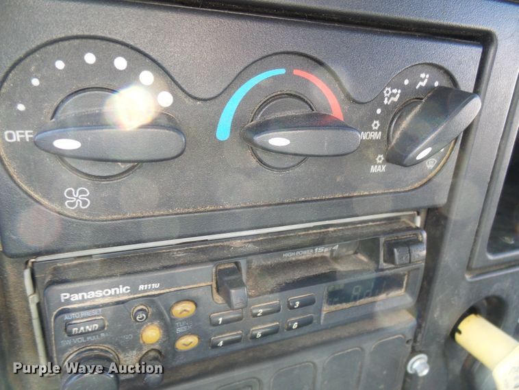 image for item DI0734 2004 International 7400 bucket truck