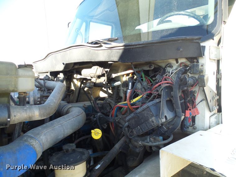 image for item DI0734 2004 International 7400 bucket truck