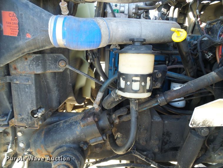 image for item DI0734 2004 International 7400 bucket truck