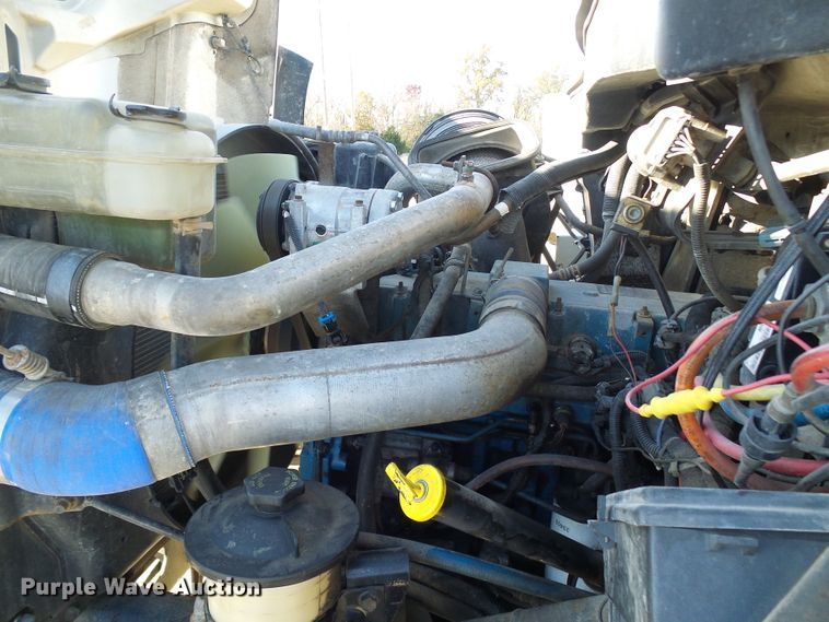 image for item DI0734 2004 International 7400 bucket truck