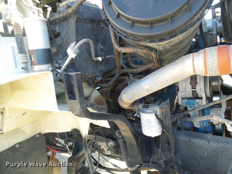 image for item DI0734 2004 International 7400 bucket truck