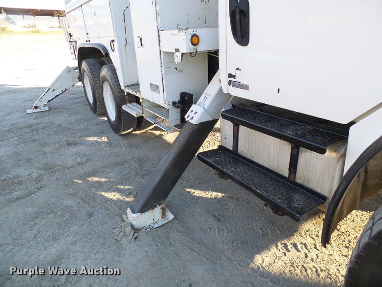 image for item DI0735 2006 Freightliner Business Class M2 digger derrick truck