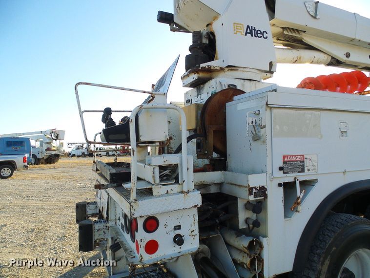 image for item DI0735 2006 Freightliner Business Class M2 digger derrick truck