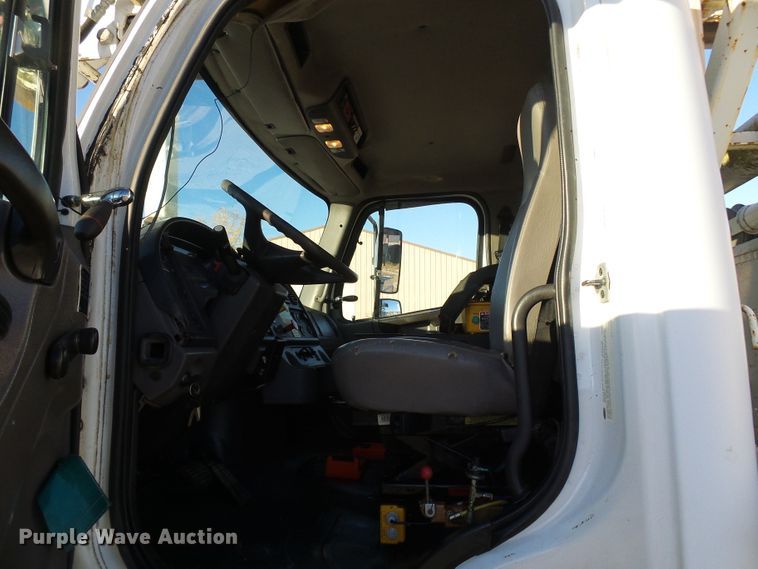 image for item DI0735 2006 Freightliner Business Class M2 digger derrick truck