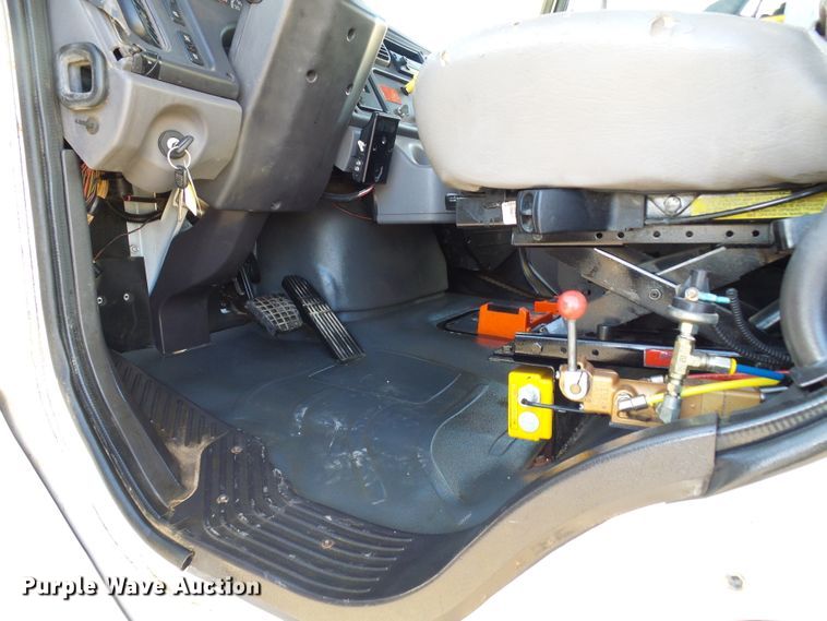 image for item DI0735 2006 Freightliner Business Class M2 digger derrick truck