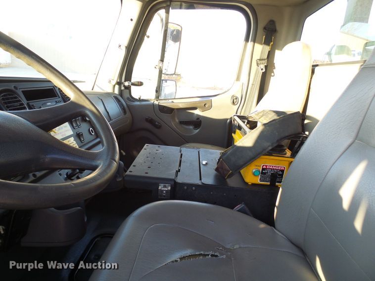 image for item DI0735 2006 Freightliner Business Class M2 digger derrick truck