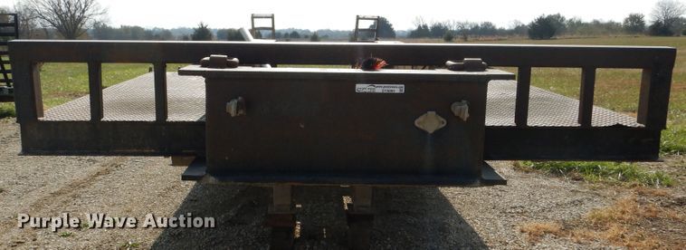 image for item DY9860 1981 Hyster drop deck equipment trailer