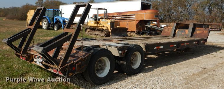 image for item DY9860 1981 Hyster drop deck equipment trailer