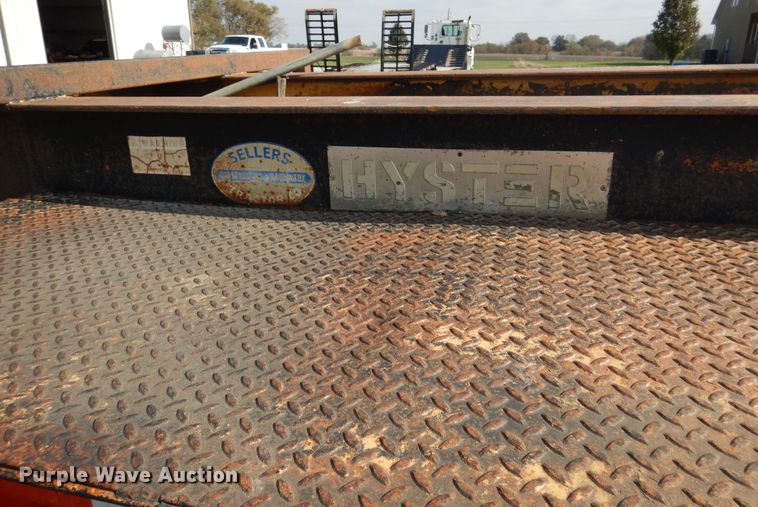image for item DY9860 1981 Hyster drop deck equipment trailer