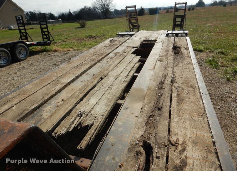 image for item DY9860 1981 Hyster drop deck equipment trailer