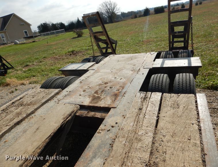 image for item DY9860 1981 Hyster drop deck equipment trailer