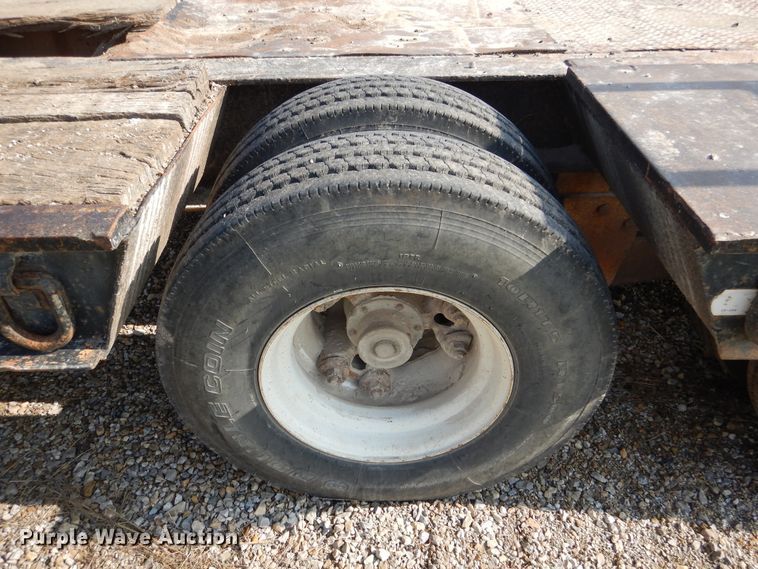 image for item DY9860 1981 Hyster drop deck equipment trailer