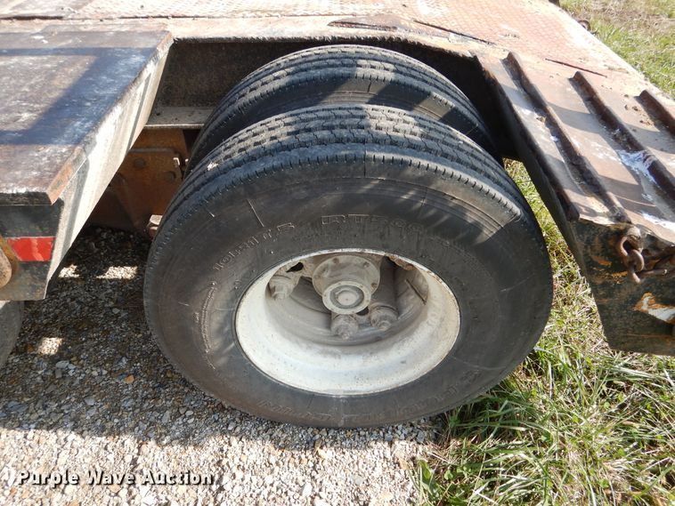 image for item DY9860 1981 Hyster drop deck equipment trailer