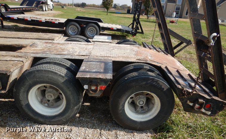 image for item DY9860 1981 Hyster drop deck equipment trailer