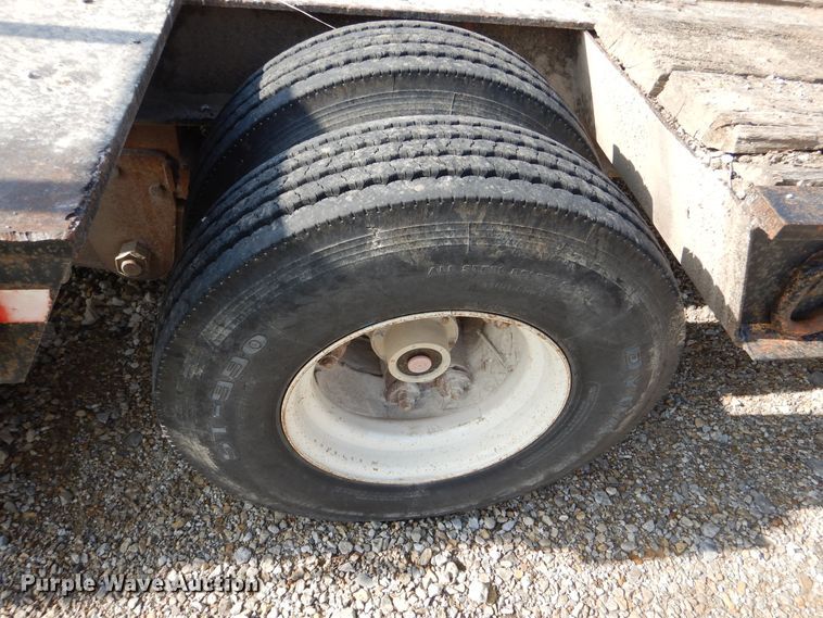 image for item DY9860 1981 Hyster drop deck equipment trailer