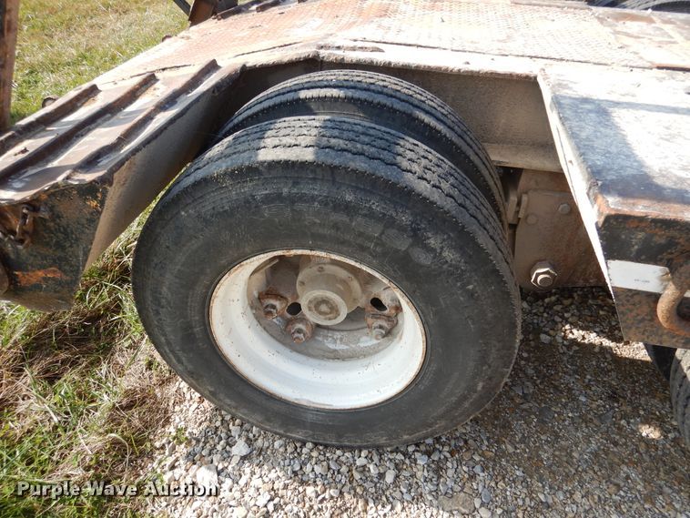 image for item DY9860 1981 Hyster drop deck equipment trailer