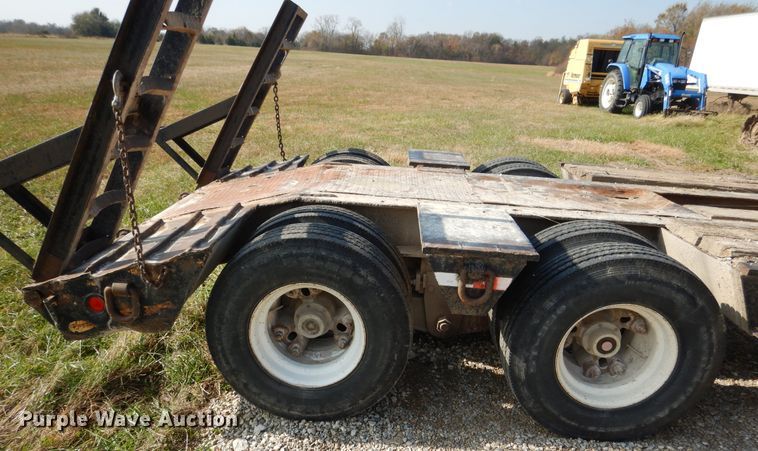 image for item DY9860 1981 Hyster drop deck equipment trailer
