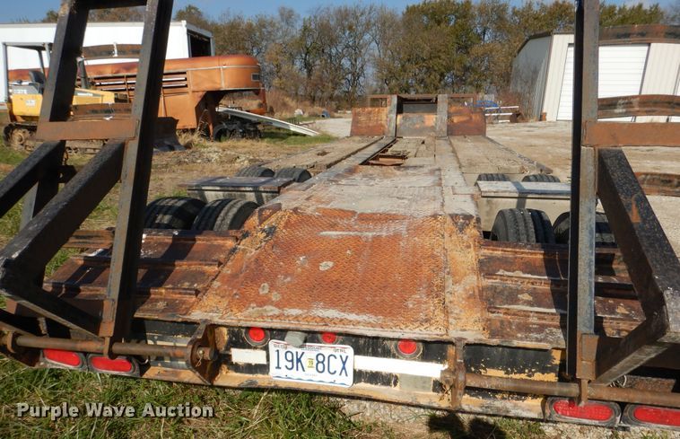 image for item DY9860 1981 Hyster drop deck equipment trailer