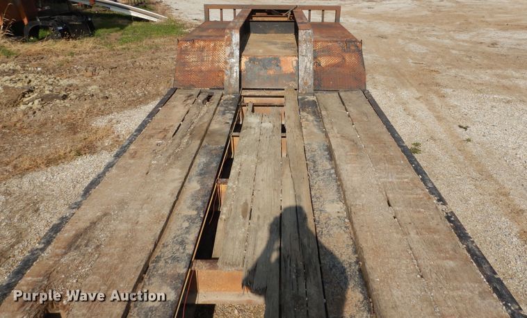 image for item DY9860 1981 Hyster drop deck equipment trailer