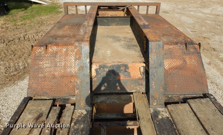 image for item DY9860 1981 Hyster drop deck equipment trailer