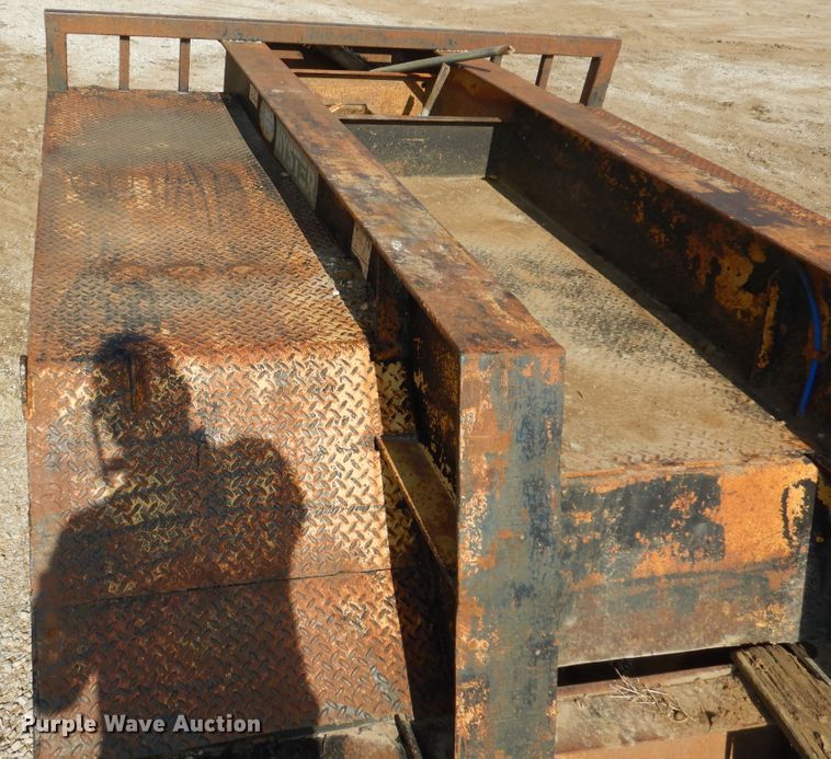 image for item DY9860 1981 Hyster drop deck equipment trailer