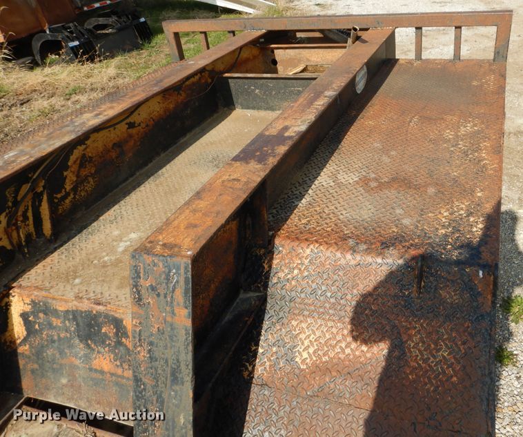 image for item DY9860 1981 Hyster drop deck equipment trailer