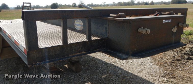 image for item DY9860 1981 Hyster drop deck equipment trailer